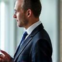 Porträt einer lachenden Geschäftsfrau im Gespräch, die Firmenlösungen anbietet