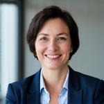 Porträt von Dr. Lena Schmidt, Expertin für digitale Transformation.