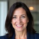 Porträt von Anna Müller, einer erfahrenen Executive Coachin mit freundlichem Lächeln.